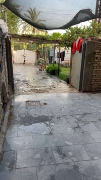 بيت للبيع المساحه 200 متر العنوان / بغداد البلديات شارع المرور /077096...