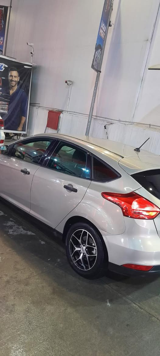 سلام عليكم عندي هاي السيارة للبيع فورد فوكس نضيفة جدا ضررها نصف جاملغ فقط  موديل 2018 /
عنون بغداد ***********
