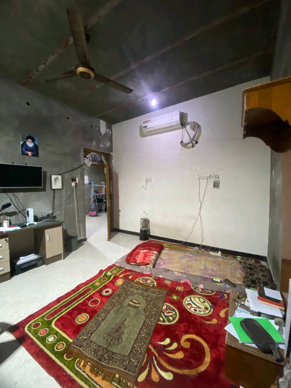 يتوفر بيت للبيع طابو صرف عالي عن الشارع في البصرة منطقة الحيانية / التأميم / شارع البلدية الشارع المقابل المجلس البلدي ( احمد حنون ) والركن الثاني مقابل باب المستوصف مساحة البيت 150 متر طابق ونصف / الطابق الأرضي يحتوي ع غرف نوم عدد 2 + موزع + صحيات داخلية + مطبخ + هول + استقبال + صحيات خارجية عدد 2 
الطابق الاول يحتوي ع غرف نوم عدد 2 + موزع + صحيات 
البناء قديم بحالة  جيدة السقف  عكادة واغلب اجزاء البيت تم ترميمها حديثاً الطابق الأرضي مقسوم نصفين البيت يصلح للسكن اذا كانت العائلة كبيرة ويصلح للأستثمار (ايجار) سعر البيت 105 مليون قابل للتفاوض للتواصل والاستفسار الاتصال ع الرقم 0747426612