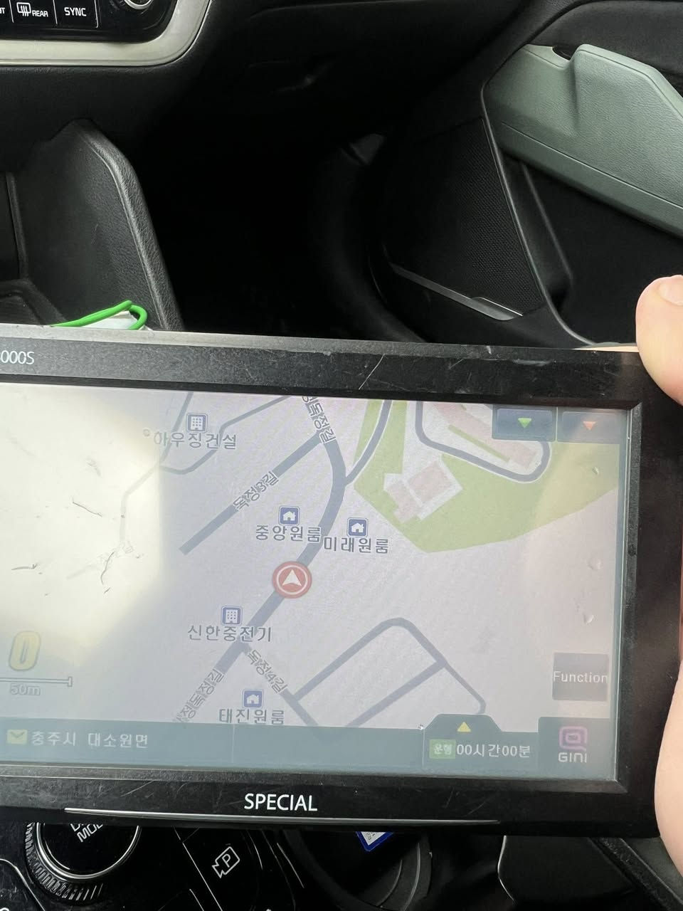 شاشه جي بي اس مجرد يحتاج تغير لغه السعر 60 وبيه مجال الرقم ***********
