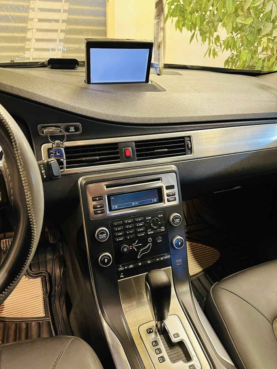 مكلف بلنشر 

السلام عليكم 
للبيع فقط فولفو S80 موديل 2011 لون اسود محرك 4 سلندر توربو سيارة مكفولة بيه بارد باب خلفي جهة سايق فقط كشنات جلد لايت زنون بلادي محرك وكير مكفولات صدر جديد شاشة وسطية سيدي جنجر تحكمات ستيرن كروز سرعة تشغيل بصمة حساسات خلفية لايت متحرك سايد بريك كهربائي ويل حجم 17 كروم وتخم تاير جديد سيارة رقم اربيل جديد سنوية جديدة تحويل مباشر 
مكان السيارة واسط/العزيزية 
السعر 90$ ورقة وبيه مجال بسيط 
لتواصل ***********
