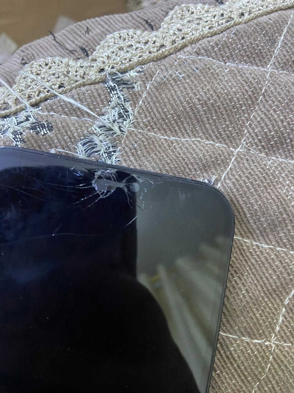 12 برو ماكس مبدل شاشه وبيها كسر يم الكامره وبيها سواد مبين بل صور بس مماثر على المس  بطاريه 89 جهاز كلش نضيف ما عده شاشه ذاكره 128 سعر 385 وبي مجال  *********** بغداد رصيد هذا *********** واتساب
