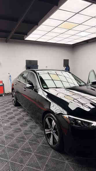 (***********) السيارهc300 وارد  امريكي قطعتين بيها  موديل ٢٣ ماشيه ٣٠ الف كيلو   مطلوب ٣٢٥ وبي مجال بسيط
