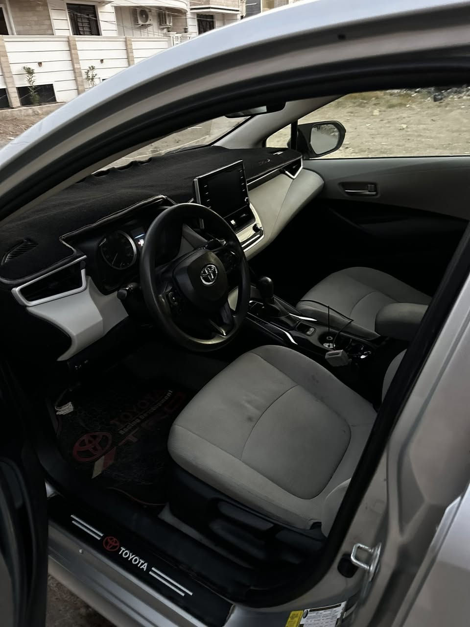 السلام عليكم
كورلا 2020 فئة LE
وارد امريكي بيهة جاملغ امامي وجاملغ خلفي 
مكينة 1800
مواصفات السيارة 

نظام ايكو /سايد بريك كهربائي /اوتو هولد /مثبت سرعة 
مانع انزلاق /مثبت مسار / مانع تصادم 
شاشة تدعم كار بلي /جام اوتو  ... الخ
السعر ١٢٥ للاستفسار الاتصال بالرقم 
***********
