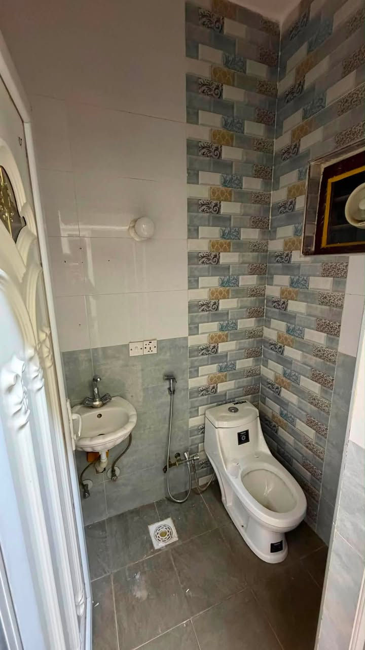 للإيجار للإيجار  ‼️ في السيديه🏯✨ شقه طابق اول نضيفه جداً 🏠 ( مطلوب عائله او بنت موضفه ) 

المواصفات: 
 • غرفه نوم مريحة 🛏️🛏️
•مطبخ مرتب 🏺🔮
•صاله 🌋
 • خدمات صحيه  🚿🚽 

•الإيجار فقط: 600 الف شهرياً 💰
•الموقع🗺️: بغداد / السيديه - مربع الاقتصاديين 📍

لا تضيع الفرصة – السكن المريح بإيدك! ✅

للاسـتفسـار الاتـصال علـى الارقـام التـاليه ***********
