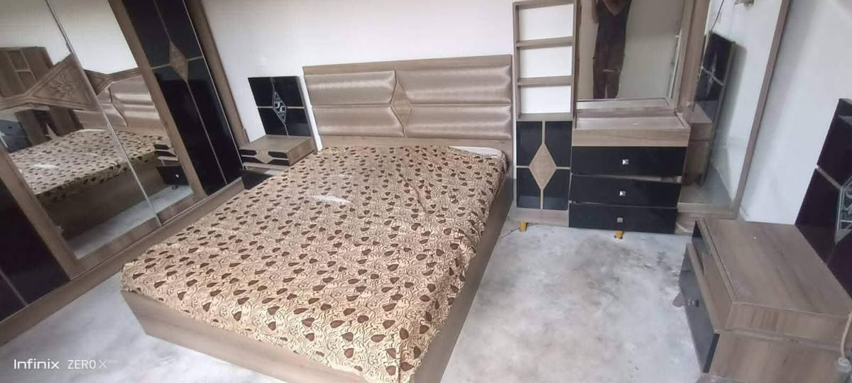 غرفة نوم ٦ قطعه معا دوشك سعرها ٢٥٠ الف 
فيلق 
***********
