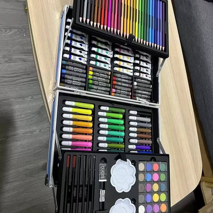 � شنطة رسم متكاملة للأطفال 🌈
اختيار مثالي لتنمية الإبداع والموهبة 👧🧒

المحتويات:
🖍️ أقلام خشبية ملونة
🖌️ أقلام فلوماستر
🎨 ألوان مائية متعددة
🖍️ ألوان شمع
🖌️ فرش رسم بأحجام مختلفة
🎨 صحون خلط ألوان
✏️ قلم رصاص
📏 مسطرة
🧽 ممحاة
✂️ براية
🧳 شنطة قوية ومرتبة وسهلة الحمل

🎀 متوفرة باللونين:
💗 وردي
💙 أزرق

يم مكتبة الفرات العنوان مقابيل شارع المجمعات قرب صلاح نوري


**إذا كنت صاحب هذا الإعلان وتريد حذفه لأي سبب، رجاءا أرسل رسالة إلى الدعم الفني**