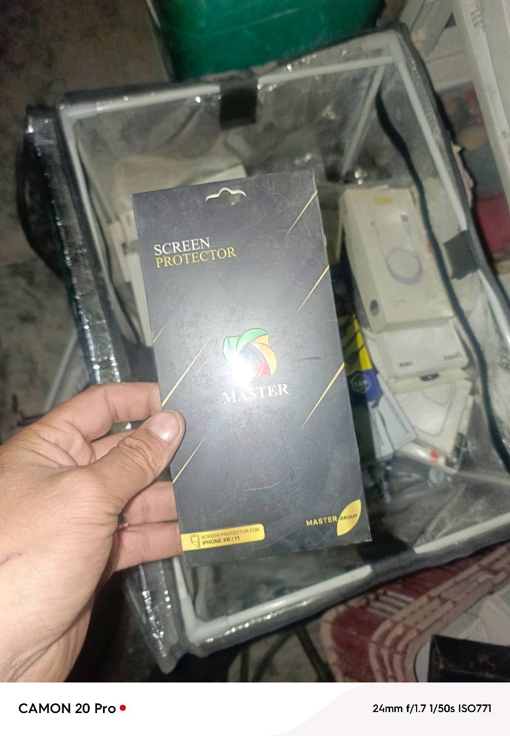 حافظات كمية وكيبلات وشواحن مال أيفون وكراتين فارغة مال أيفونات 
بيع شلع أو قطع أقل بيع 50قطعه وفوگ
العنوان الشعب سبع قصور 