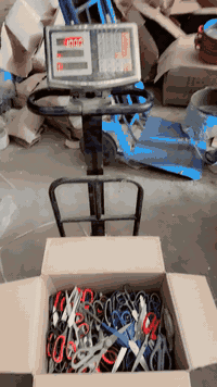 سلام عليكم ✂️مقص باله جديد ✂️غير مستخدم الكارتون مشكل 
وزن الكارتون ١٠كيلو تعد ✂️الكارتون ١٣٥ أو ١٣٠قطعه 
سعر ✂️الكارتون ٦٠لف 🚛للحجز ***********🚚
