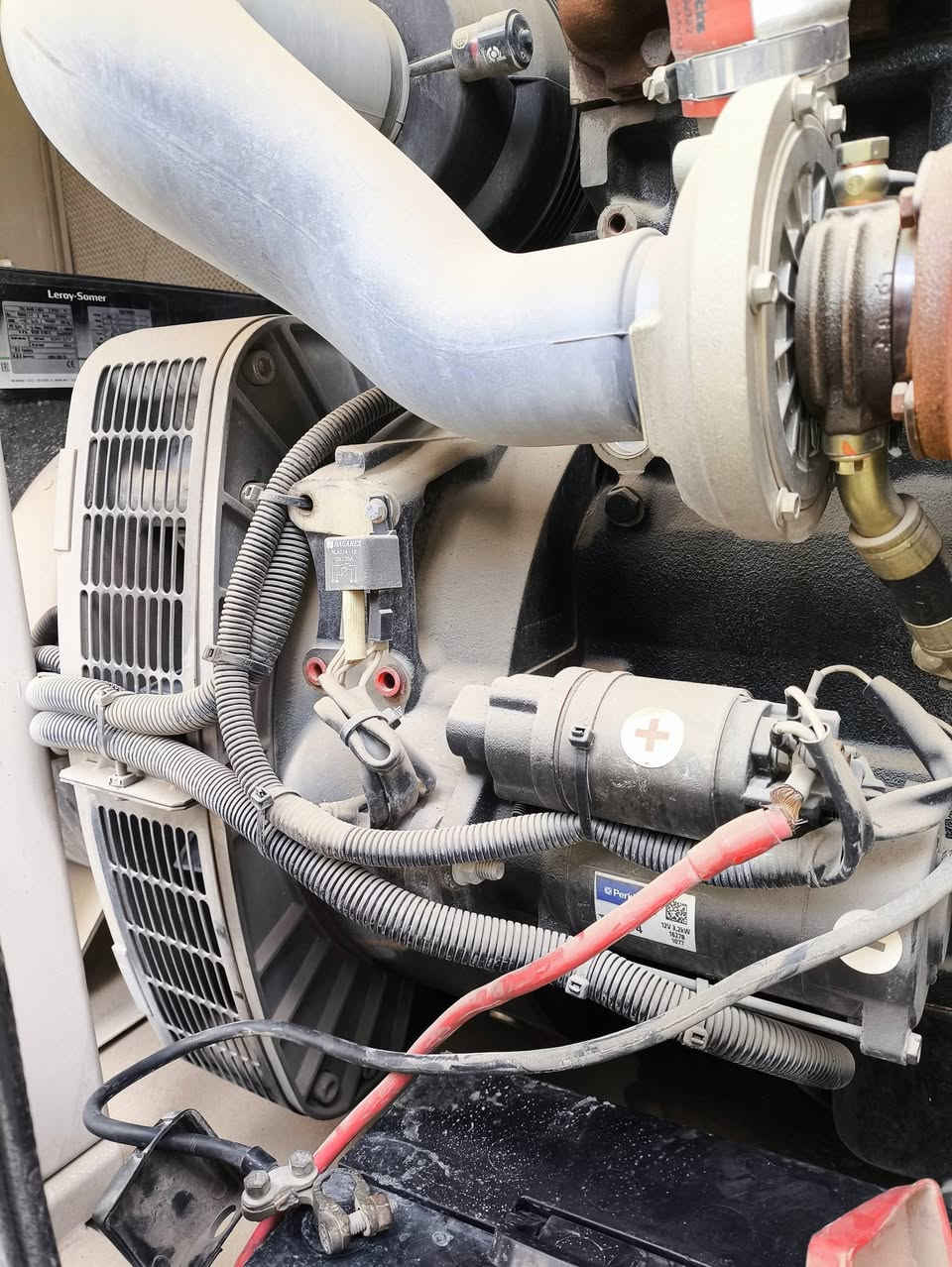 مولد بيركنز انكليزي 4 سلندر سوبر كاتم جبيلي اخوان توليد لوري سومر فرنسي 80KVA شاشة DSE بريطانية المولد بلادي ساعات العمل 2400 ساعة فقط وضع الشركــة شرط الشغل وشرط الفحـص العنوان اربيل للأستفسار *********** يوجد توصيل لكافة المحافظات وبضمان 🚚
