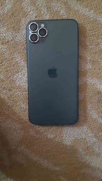 للبيع آيفون ١١ برو ماكس سعره ٣٥٠ وبيه مجال قليل 07777919846