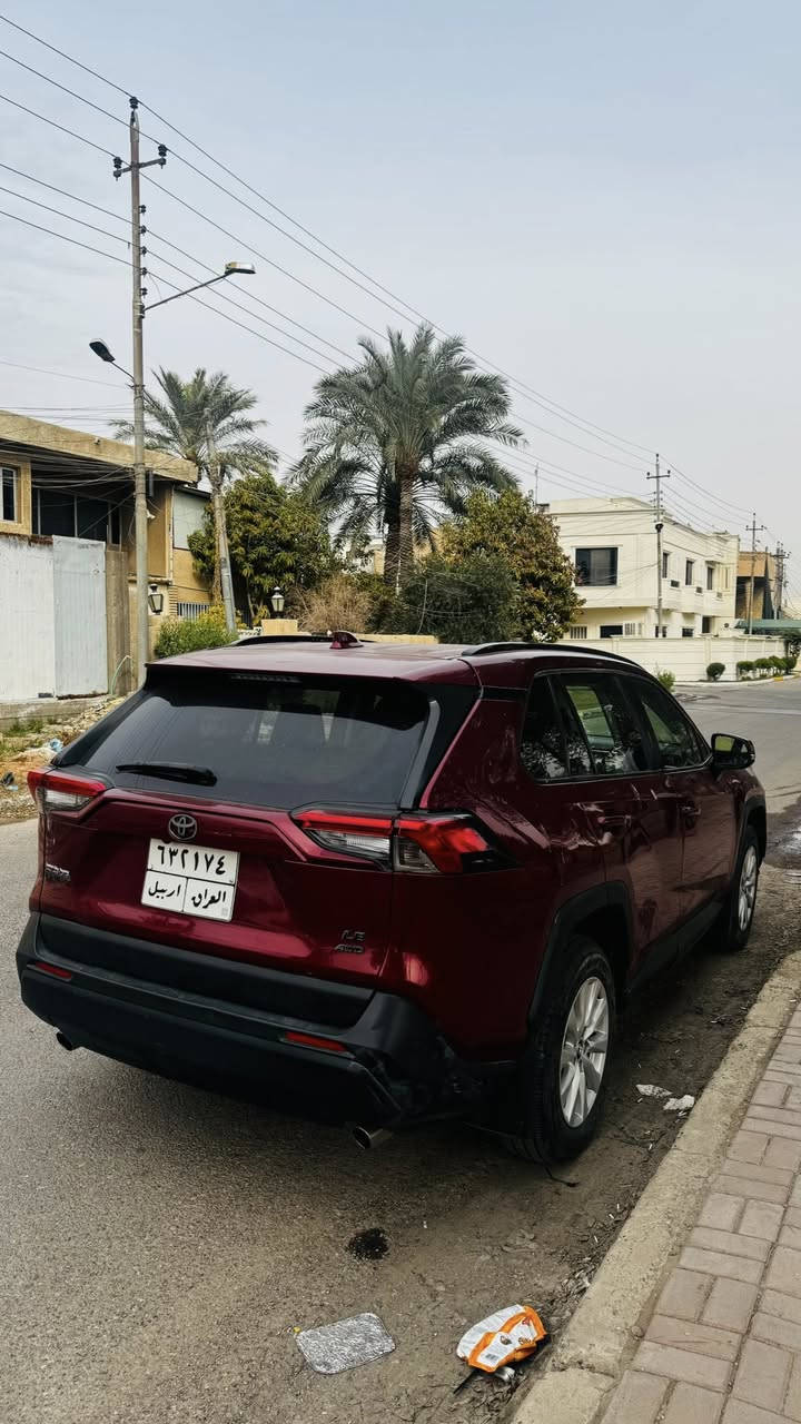 تويوتا RAV4 موديل 2019
الفئة: LE
نظام الدفع: دفع رباعي (AWD)
العداد: 59,000 ميل
الوارد: الولايات المتحدة الأمريكية

المواصفات:
 • Apple CarPlay
 • شاشة عرض متعددة الوسائط (CarPlay)
 • عدد 8 وسادات هوائية
 • نظام التحذير من الاصطدام (رادار)
 • مصابيح أمامية LED
 • كاميرا خلفية
 • مثبت سرعة
 • نظام التحكم في المنحدرات (Hill Assist)
 • مستشعرات وقوف
 • Auto Hold
 • فرامل إلكترونية (Side Brake بصمة)
 • تحكم من المقود (Steering Control)

ملاحظات:
 • السيارة وارد أمريكا الضربه موضحة بالصور
•السيارة صار بيها ضربه بالعراق بالداعمية الامامية شويه لايحه بداية اللغد فقط ايرباك المقود طاك

السعر 183 للاستفسار فقط اتصال
 +964 772 152 2951
