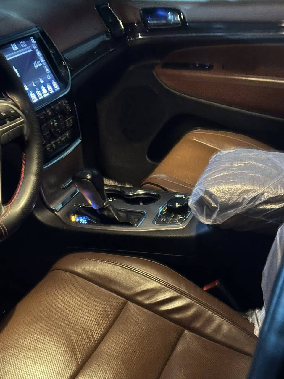 السلام عليكم 
جيب اوفر لاند موديل 2020 فول شاشه وحده داخل قرميدي ماشيه 58 
مكفوله من الضربه والصبغ حته الدعاميات بارد بسيط جداً الباب الخلفيه صفحه الصدر
***********
