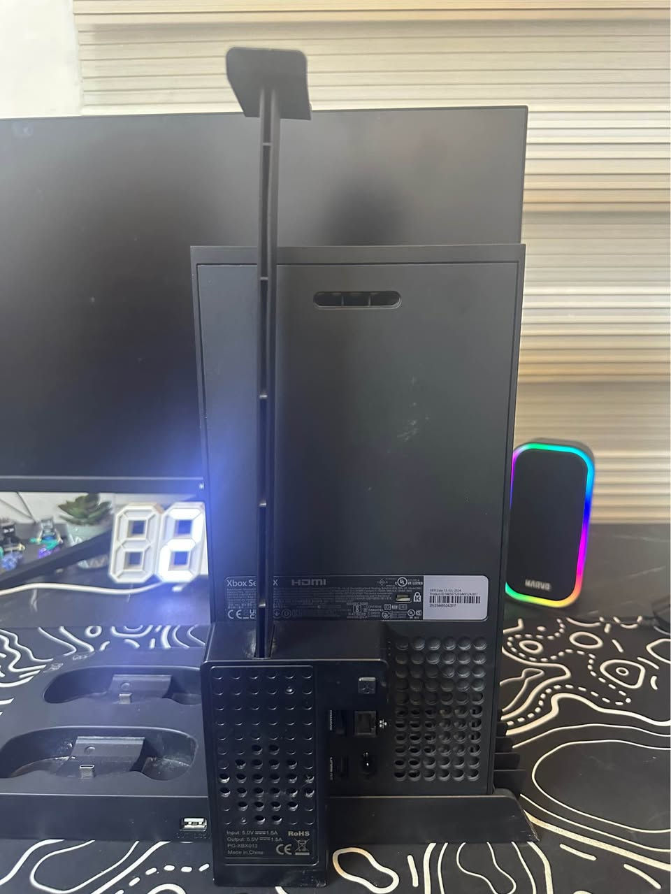 السلام عليكم، 
جهاز إكسبوكس سيريس إكس (Xbox Series X) نسخة الأقراص للبيع بحالة الوكالة ونظيف جداً 100%، والجهاز بكامل ملحقاته المميزة.
🎮 الملحقات كاملة وتشمل:
1. الكارتون الأصلي النظيف للجهاز.
2. يد التحكم الأصلية لشركة مايكروسوفت (باللون الأسود).
3. يد تحكم احترافية GameSir G7 SE (باللون الأبيض - مقاومة للـ Drift واستجابة سريعة جداً بالشوتر).
4. قاعدة تبريد مخصصة للجهاز مع شاحن بطاريات عدد 2.
5. هارد خارجي بمساحة 500GB إضافية لتخزين الألعاب.
6. قطعة محول LeadJoy المخصصة لتشغيل الماوس والكيبورد (تدعم جميع الألعاب).
7. قرص FIFA هدية قادمة مع الباكيج.
💰 السعر: 850,000 دينار عراقي (قابل للتفاوض البسيط للجادين).
📍 المكان: بغداد 
📞 رقم الهاتف: *********** (متوفر واتساب للاستفسار الجاد بغداد, العراق
