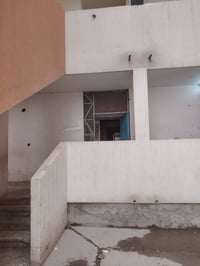 شقة أرضية • مشتمل • مجاور مدرسة