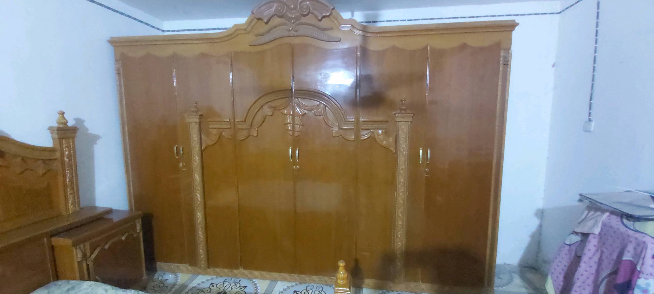 غرفه نوم ٦ أبواب نظيفه وملحقاتها كامله .
عنوان ناصرية قرب شارع الجمعة 
للتواصل ***********