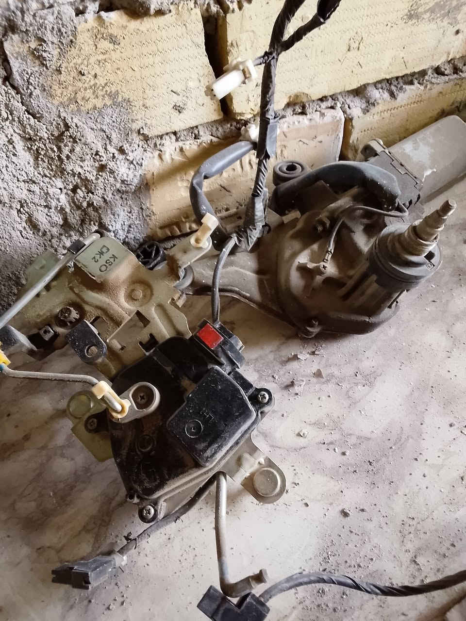 السلام عليكم توجد ادوات ستاريكس موديل 2009 + يوجد كشنات أصليه 4 متحرك + 4 أطارات +بطانه الجنطة الخلفيه + بنزات مكاني بغداد حي ألامين الثانيه ***********
