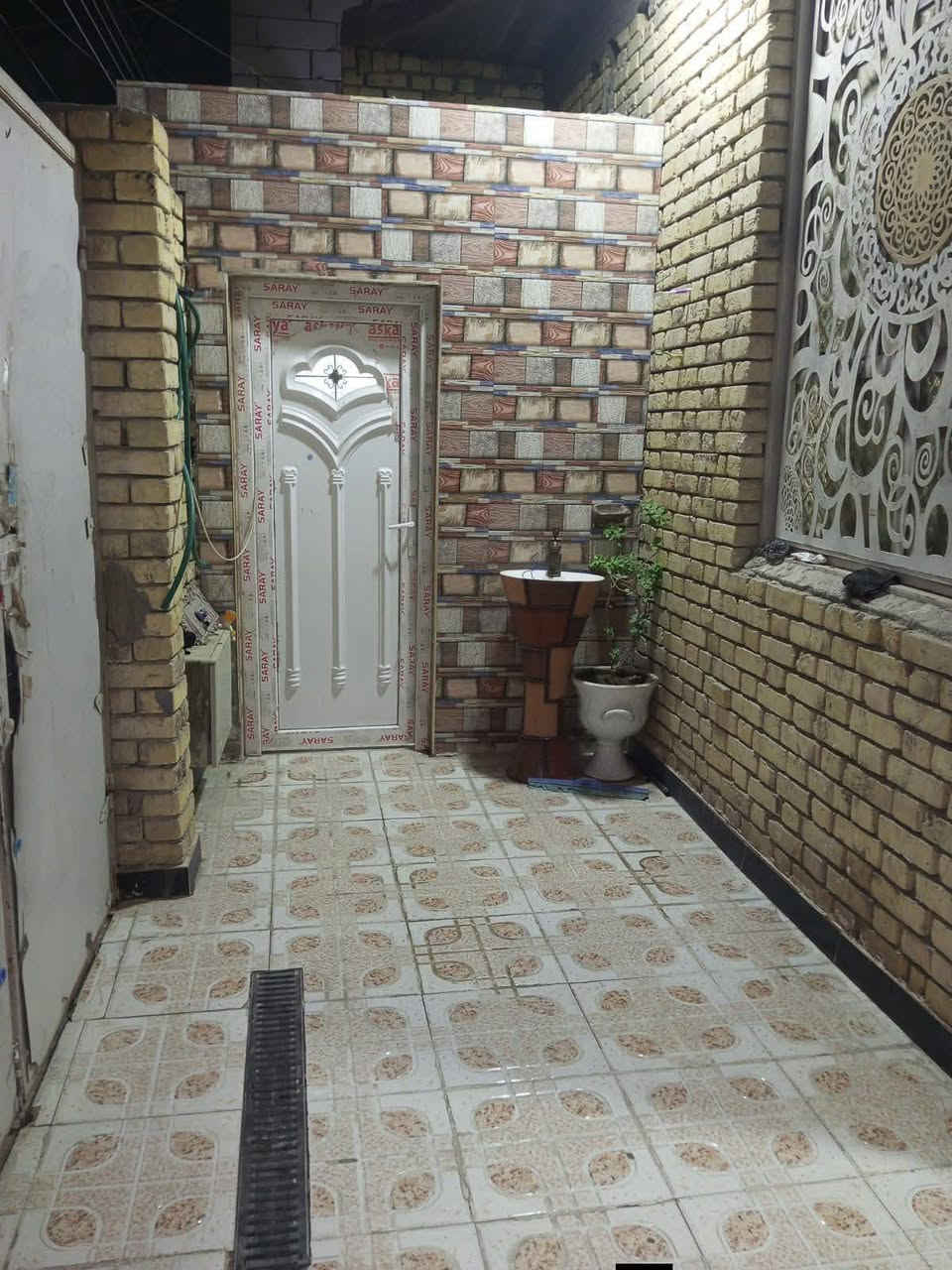 بيت للبيع المساحة 100م 

المكان حي اور الثانيه قرب شارع 30 

طابقين كونكريت بناء حديث 

ط1 غرفة وصاله ومطبخ وستقبال وصحيات داخليه وخارجيه 

ط2 غرفة عدد 3 وصاله وصحيات 
السعر 185 وبي مجال بسيط 
***********
