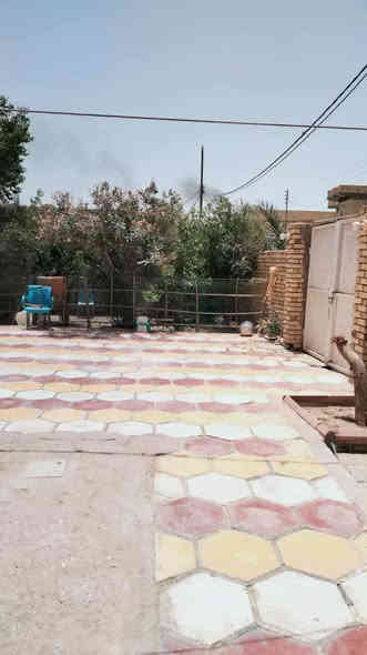 السلام عليكم 
بيت زراعي للبيع بلوك كهربائيّ عكادةالمساحة 400متر20×20طابق واحد
ديوانية12×4مع طارمة مع تواليت معزولة عن البيت 
3غرف كبيرة مساحة كل غرفة 5×4
استقبال داخلية 5×4للاهل والاقارب
مدخل البيت طول 3/50عرض 2/50
صالة طول 7و75عرض 4
مطبخ 4/4
حديقة داخلية على طول البيت4×20
حديقة خارجية متر على طول البيت 
كراج سيارة يتسع لسيارتين 
مكان مخصص لتربية الدجاج والطيور
حمام داخلي +تواليت عدد2
درج حديد خارج البيت 
درج داخلي 
ماء سيح +كهرباء +مولد 
شارع 10متر يبعد عن الشارع السايدين الجديد 150متر
مكان كلش حلو ومرتب مع العلم المنطقة مشمولة بالطابو وكافة الخدمات قريبآ
وحاليا يشتغلون بالشارع السايدين 
الياخذه مو خسران والله العظيم 
العنوان منطقة الصخيين شارع علي الاكبر ع
السعر عل خاص بسبب الي يكسرون بلاسعار
***********
