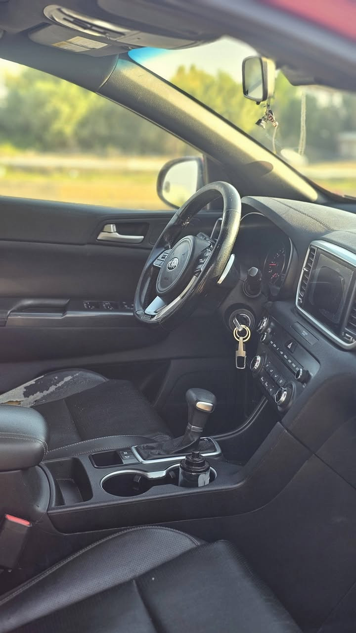🚗 كيا سبورتج 2020 فئة S (وارد أمريكي) – رقم بغداد 🚗
الموديل: 2020
الفئة: S (مواصفات رياضية ومميزة)
اللون: أحمر ماروني مميز
اللوحات: بغداد (التحويل مباشر)
📌 مواصفات وحالة السيارة:
الوضعية الميكانيكية: السيارة بحالة مميزة جداً، جاهزة للاستخدام اليومي والسفر، ولا تحتاج إلى أي مصاريف ميكانيكية أو صيانة.
البودي الخارجي (بكل شفافية وأمانة): السيارة بوضعها الطبيعي وتوجد بها بعض الملاحظات البسيطة السطحية الموضحة بالصور:
شخوط واضحة على جهة الأبواب (ابن جوارينة راسم على السيارة 😂🤦🏻)
أثر جراد خفيف مع ضرر بسيط جداً على طرف البننيد بجانب اللايت الأمامي.
ضربة بسيطة جداً على الدعامية الخلفية بجانب البك لايت (صفحة السائق).
💡 ملاحظة: الملاحظات الخارجيّة تم تصويرها بدقة لضمان الشفافية واختصار وقت المعاينة 
السعر المطلوب: 160 ورقة 
المرونة: السعر بيه مجال للطيبين 
📞 للتواصل والاستفسار:
مكان تواجد السيارة: واسط / الكوت
رقم الهاتف: [***********] واتساب أو التواصل عبر الخاص
