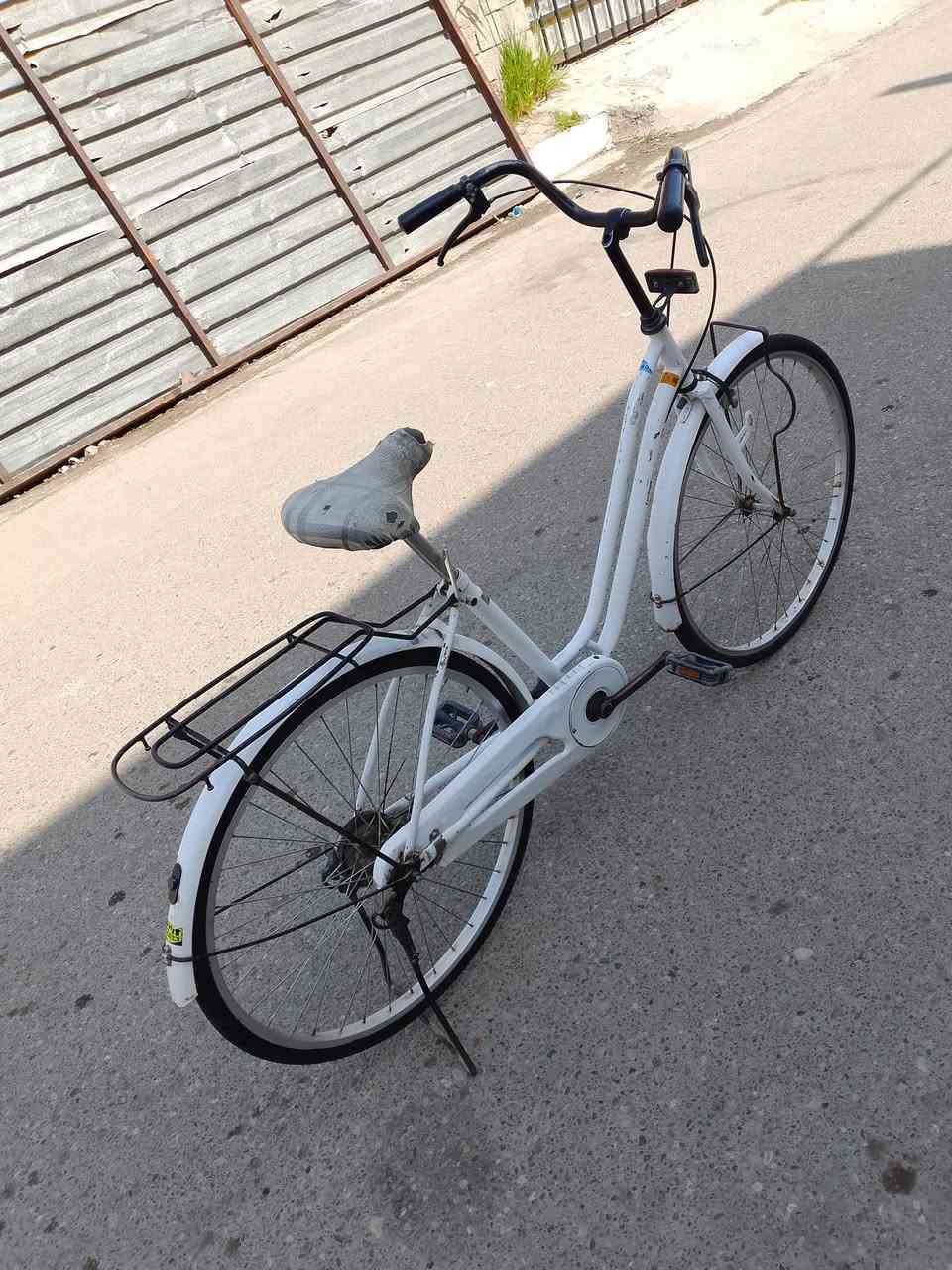 السلام عليكم  اللون ابيض بايسكل للبيع نظيف حجم 26 السعر 60 بي مجال المكان بعقوبة التحرير الاتصال  على الرقم ***********
