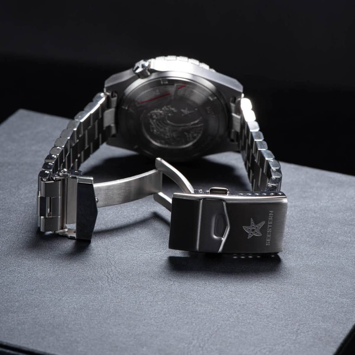 ساعة Seestern SUB600T Automatic Diver (الإصدار ذو الميناء الأبيض)، وهي ساعة غوص ميكانيكية شهيرة بتصميمها المستوحى من الطراز الكلاسيكي وعُلبَتها الهندسية الحادة.

المواصفات الفنية الرئيسية:

الحركة: أوتوماتيكية من نوع Seiko NH35A اليابانية الموثوقة.
مقاومة الماء: تصل إلى 200 متر (20 ATM)، مما يجعلها مناسبة للسباحة والغوص.

الزجاج: من الياقوت الكريستالي المسطح (Sapphire Crystal) المقاوم للخدش مع طبقات طلاء داخلي مضاد للانعكاس.

الهيكل والسوار: مصنوعان بالكامل من الفولاذ المقاوم للصدأ 316L Stainless Steel بلمسات نهائية مدمجة (مطفية ولامعة).

أبعاد الساعه: القطر 40 ملم (بدون التاج)، والسماكة 13.5 ملم .
الإضاءة: مجهزة بمادة Super BGW9 Luminous القوية لتوهج أزرق واضح في الظلام على العقارب والمؤشرات وحتى عجلة التاريخ في بعض الإصدارات.

*الساعه جديده لوك غير مستخدم فقط ينقصها ملحقات .
يتوفر توصيل لجميع المحافظات.


**إذا كنت صاحب هذا الإعلان وتريد حذفه لأي سبب، رجاءا أرسل رسالة إلى الدعم الفني**