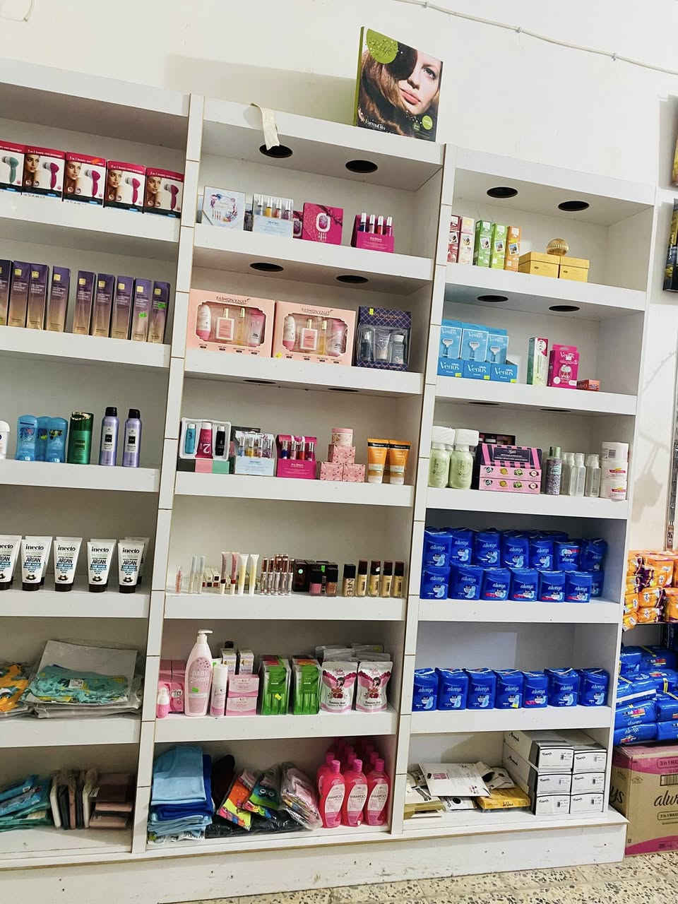 سلام عليكم متوفر رفوف اخشاب  نوع الخشب MDF محلات كاملة 12 قطعة كل قطعة بيها 6 رفوف قياس بين كل رف عرض 95 س طول 36 س العمق 30 س 
وأيضاً متوفر ميز جام وسكك حديد ومنيكانات 
للتواصل المراسله او الأتصال 
***********
العنوان ناصرية سوق الشيوخ
