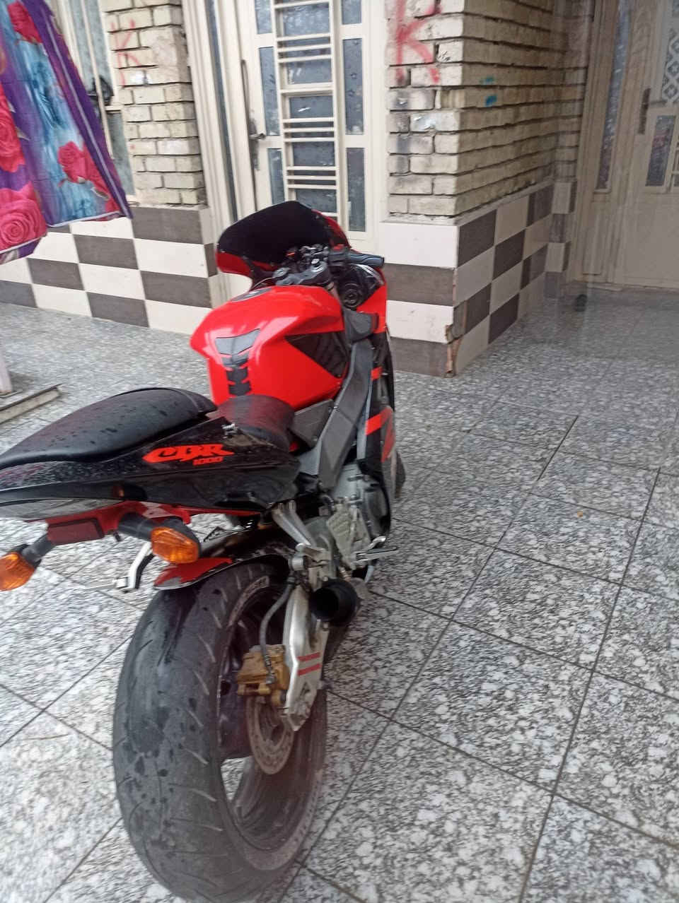 سلام عليكم سيبي ار للبيع ٢٠٠٤ مكينه ٩٥٤ الدراجه مفتوحه مره قبل تلث اسابيع مكينته تخبل يحتاجله ادامه شلعه ومعدل طياره ومعروف الالف مكان بغداد السعر ١٥ وبي مجال ***********
