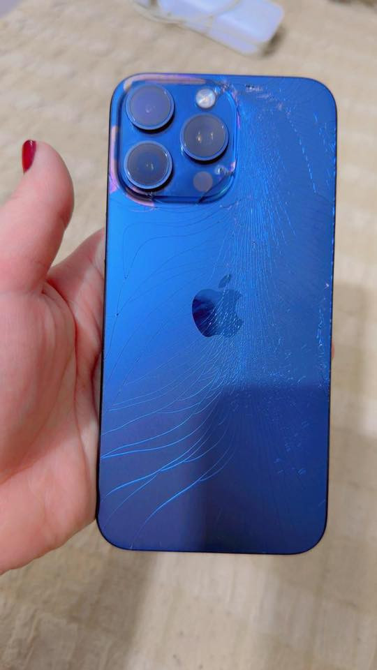 السلام عليكم ايفون 15 برو ماكس بطارية 83ذاكره 256 فقط ضهر مكسور السعر 800 وبي مجال بسيط 
***********
