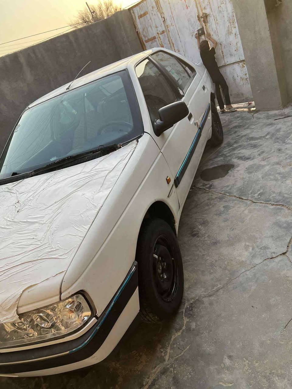 سلام عليكم بيجو 405 مديل 12سياره حلوه وبديه مابي ضربه فقط زنجارات شوي مكينه حلوه كيره نعمه من الله تبريده شغال سياره يحتاج شوي ترتيب شواصيه من جوه بلاد سياره كهربائياته كله شغاله سنتر لوك شغال  سعره28وبيه مجال قليل مكاني بأبو الخصيب حمدان رقمي ***********

