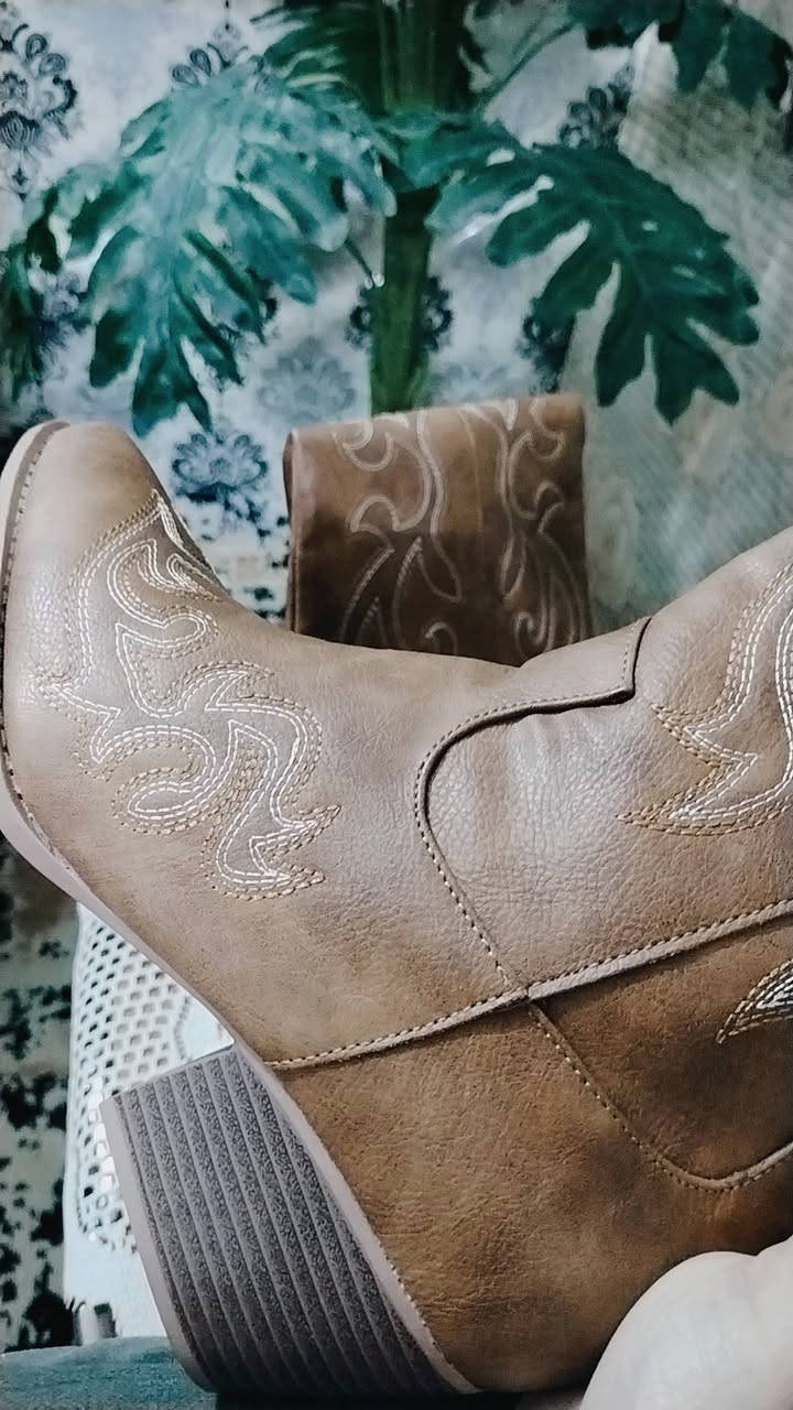 بوت طويل قياس 38 يلي يريدة دخل خاص سعرة 8 الاف شي ان


**إذا كنت صاحب هذا الإعلان وتريد حذفه لأي سبب، رجاءا أرسل رسالة إلى الدعم الفني**