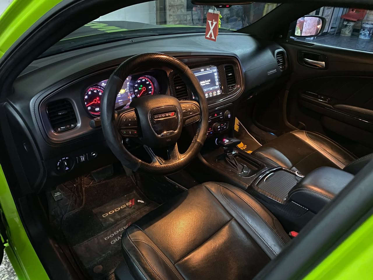 للبيع فقط للبيع بدون مراوس 
جارجر تفاحي 2023 لاست كول لون مميز 

ماشيه 10 الف فقط بوضع الزيرو
فول 1/1 
محرك 6 سلندر 3600
الحادث جاملغ اليمين + بنيد سطحي
شاصي مكفول مكفول 
تترقم بغداد 
مواصفات السيارة 
(غرفه جلد + خزن ميموري + شاشه كبيره + سلايد فتحه سقف ) وباقي مواصفات ….
عليها اظافات كماليات 
بنيد + دعاميه SRT محدث 
دواخل كاربون فايبر سبايدر SRT
السياره جاهزه ونظيفه بمعنى الكلمه 
مكان السيارة : بغداد الدورة
السعر : 253 مجال بسيط جداً
اخوان بلا زحمه لحد يقارنها بالمهجوم 
لان السياره موديل ولون ومواصفات ونظافه 
اي استفسار 
 ***********
