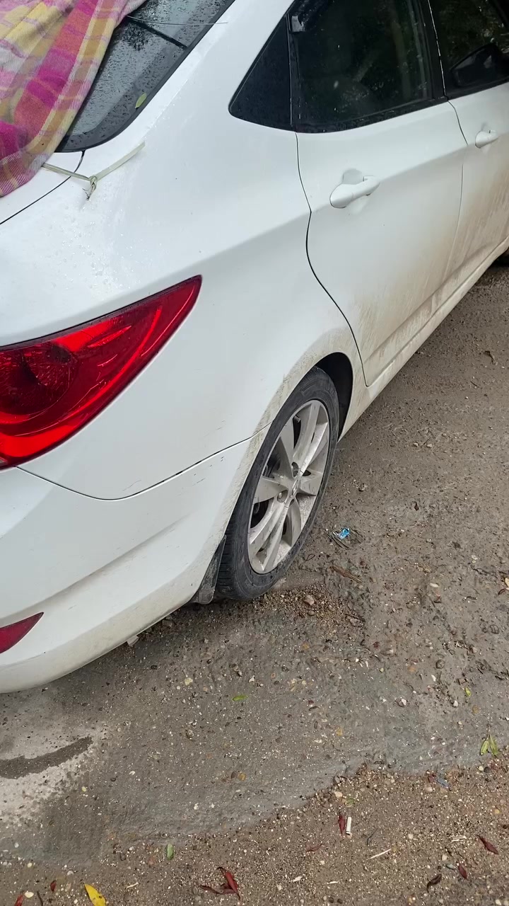 السلام عليكم اكسنت خليجي موديل ٢٠١٤ ويل ١٦
سلايد 
تحكمات ستيرن
السيارة بحالة ممتازة من كل النواحي 
تخم تاير
باتري جديد
تدفئة تبريد 
حداديتها 
كله بشرط 
ماشية ١٠٧ الف كيلو

السعر ١٠٣ ورقة وبيها مجال 
***********للتواصل 
بغداد العامرية
