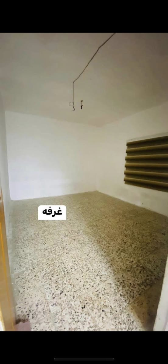 متوفر شقه للأيجار في منطقة دور الضباط قرب شارع البهو .. قرب اسواق الشلال .. طابق أول فوق بيت .. درج معزول .. تحتوي غرفتين وصاله كبيره ومطبخ وصحيات وطارمه .. مساحتها 100 متر .. سعر الأيجار (( 500 )) .. 
***********📲
