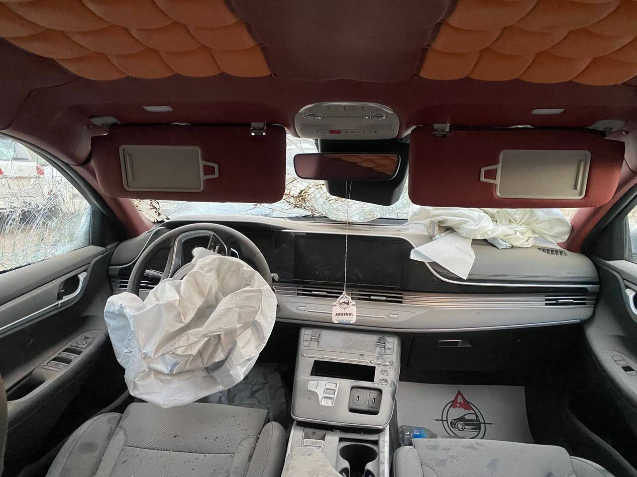 سلام عليكم خوان للبيع ازيره 2023 رقم بغداد تحويل مباشر السياره غاز فول مواصفات واحد على واحد السياره سابقآ مكفوله وحالين متضرره وتنباع على وضعها العنوان بغداد حي النصر رقم الهاتف ***********
