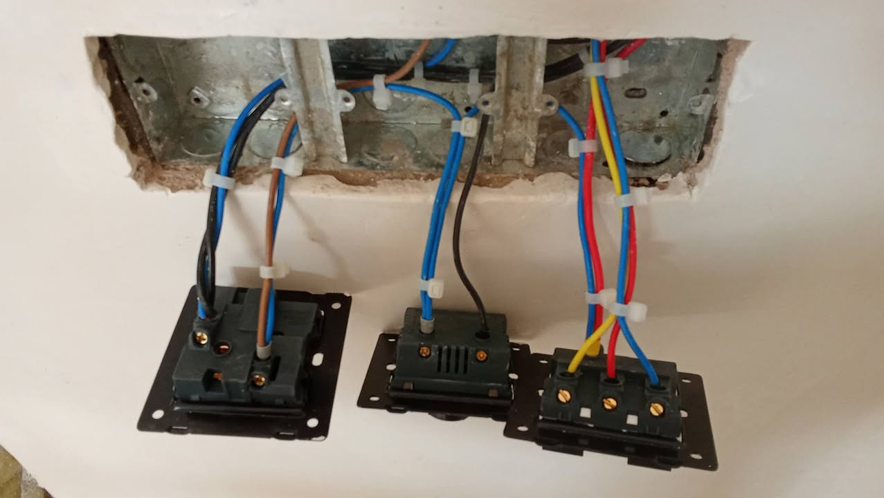 سيف الكهربائي
￼ لكافة الأعمال الكهربائية سيمنز- بوري- صيانة ترميم
للاستفسار:***********
