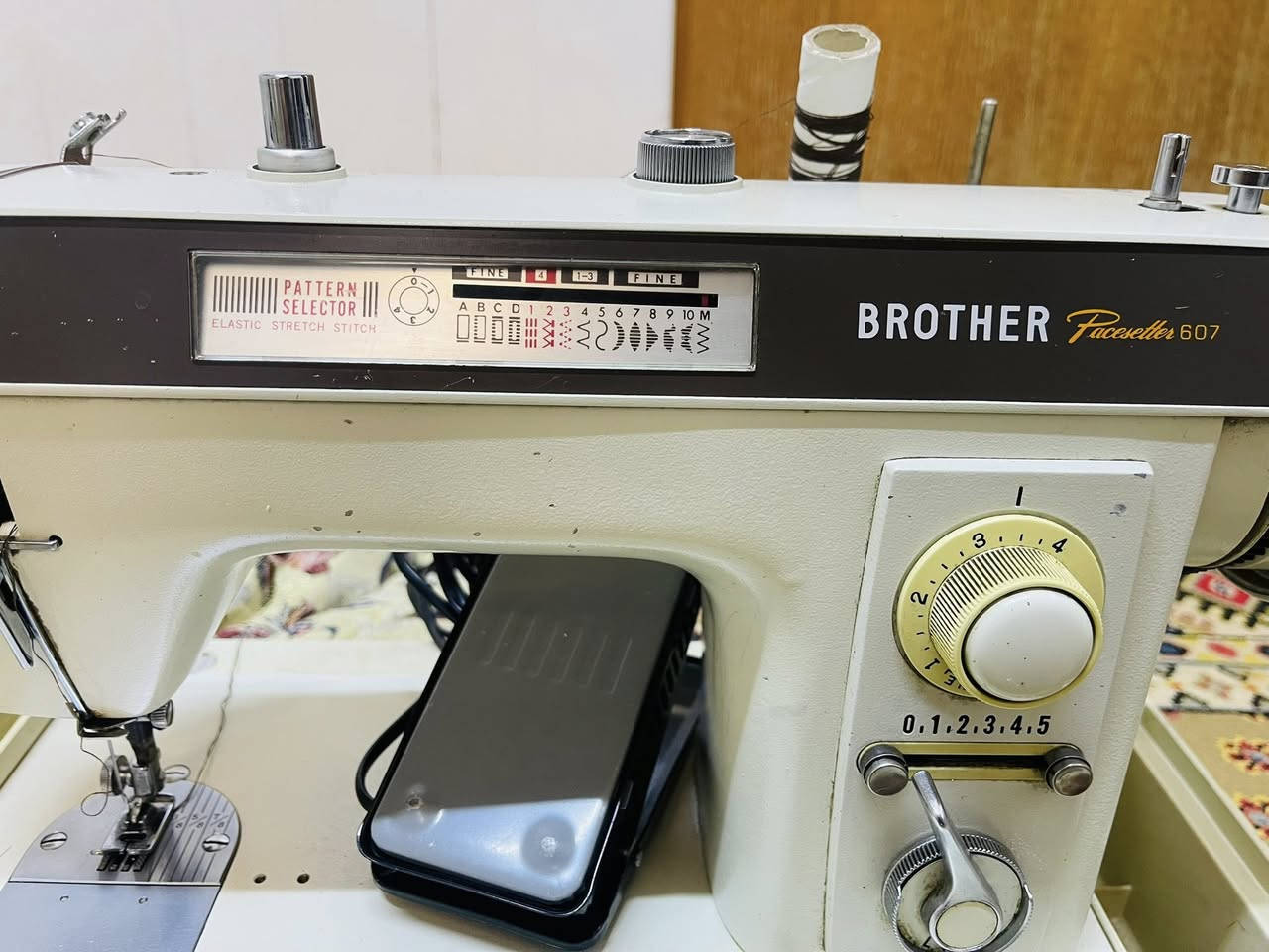 السلام عليكم للبيع مكينه خياطه نوعها (برذر ) مستعمله شي قليل 
عدد التطريز (15) 
السعر 200 وبيها مجال خابر وتدلل 
***********
