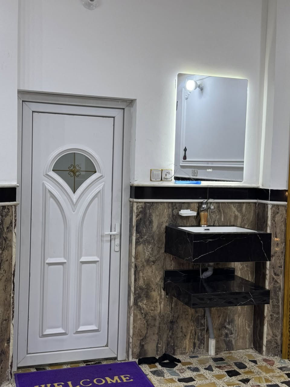 سلام عليكم
بيت للبيع المساحة نصف دونم قاطين متكون من ٩ غرف نوم 
واستقبال ومطابخ ٢ حار وبارد وصالة وحمامات ٤ البيت ينباع هوة واثاثة مع حديقة كبيرة ٣٥٠ متر العنوان السياحي قرب محطة الجواهري الهاتف *********** /*********** لمعرف السعر اتصل متواجد على جميع برامج التواصل الاجتماعي

