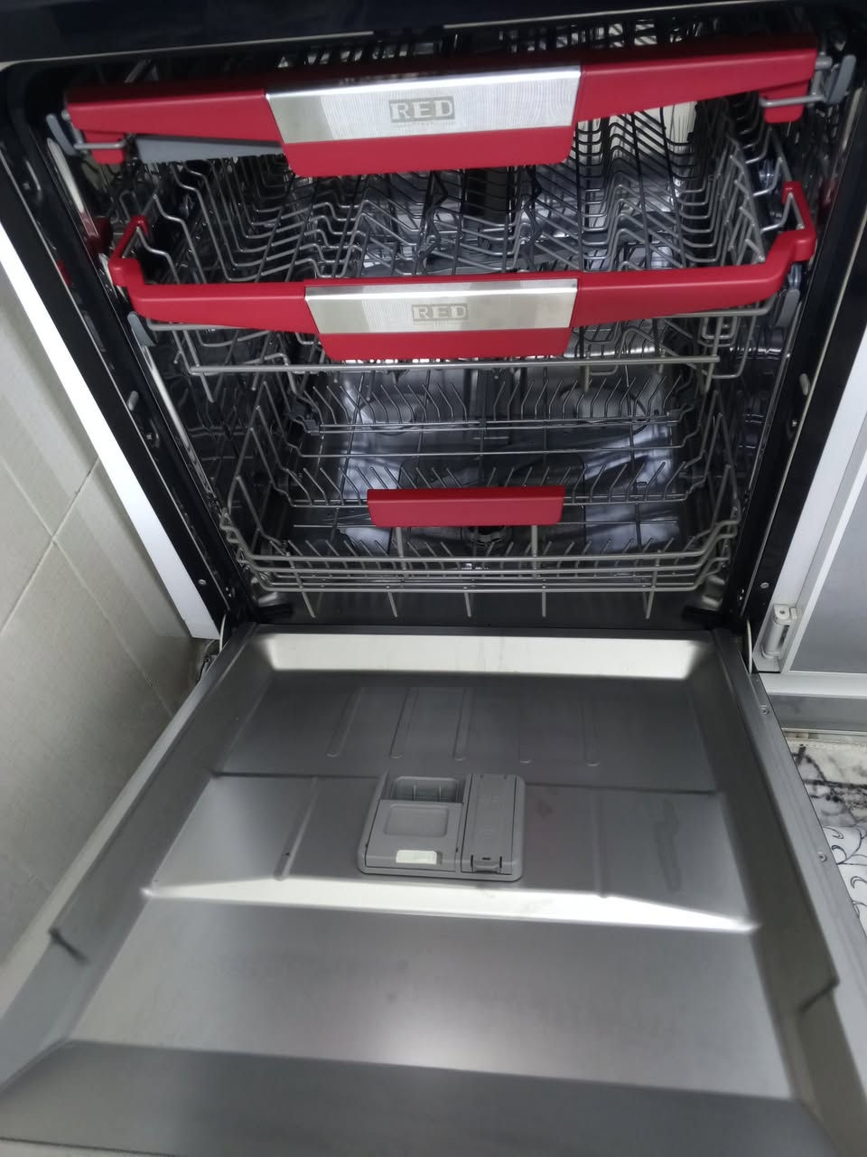 سلام عليكم رمضان كريم علينا وعليكم
غساله صحون من شركة RED ايطالي اصل نظافه 100% استخدام مره واحده فقط تجي اتشوف بعينك السعر 600 وبيها مجال اتصال ***********
