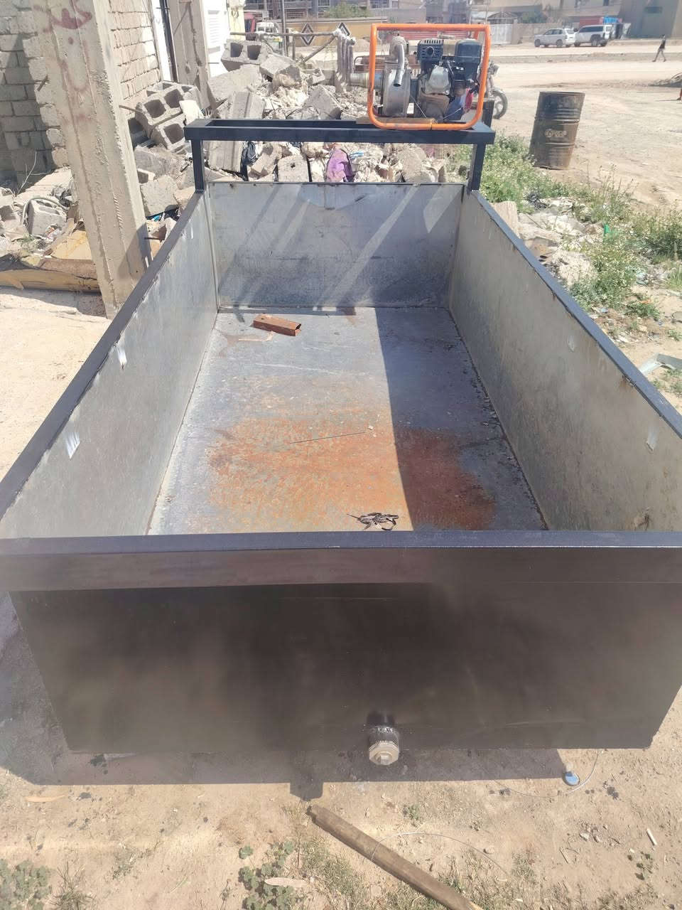 للبيع حوض سمك تريده ثابت يرهم تريده بكيه يرهم حديد مغلون كيج ١٦الطول مترين ونص وعرض متر وعشرين ارتفاع خمسين السعر ٤٠٠ للاستفسار ***********
