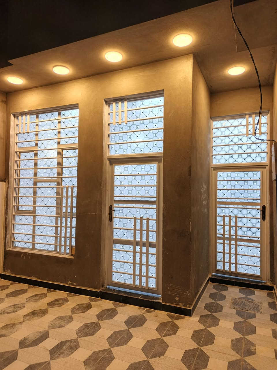 السلام عليكم 
بيت في حي الحكيم جهة الدبيه قرب افران العلم
الوجه 5 النزال 20 المساحه 100متر 
البناء طابوك بناء2025 مرقم بلديه 
قرب شارع 30 للاستفسار الاتصال ‏‪***********‬‏
