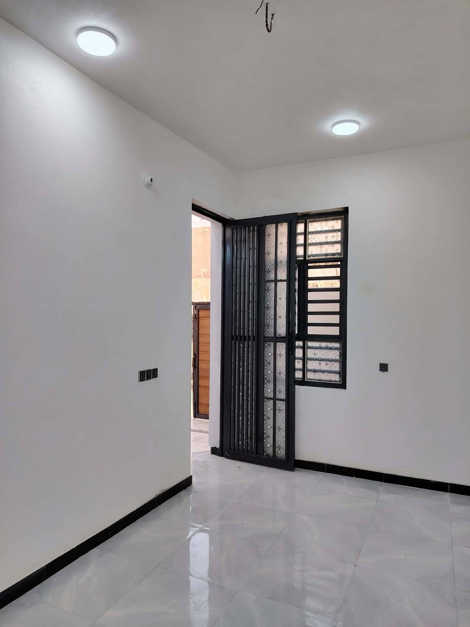 بيت تحفه جيب غراضك وكعد 
 مساحه 125 طاب وصرف طابوق كونكريت في الاسكان الصناعي نزله الثالثه يحتوي على غرفتين وصاله وديوانيه ومطبخ وصحيات داخليه وخارجيه الشراي فقط لمو شراي لا يعامل ***********
