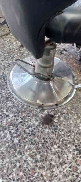 كرسي حلاقه شغال بس دوشمه .
مدينة الصدر 
***********
