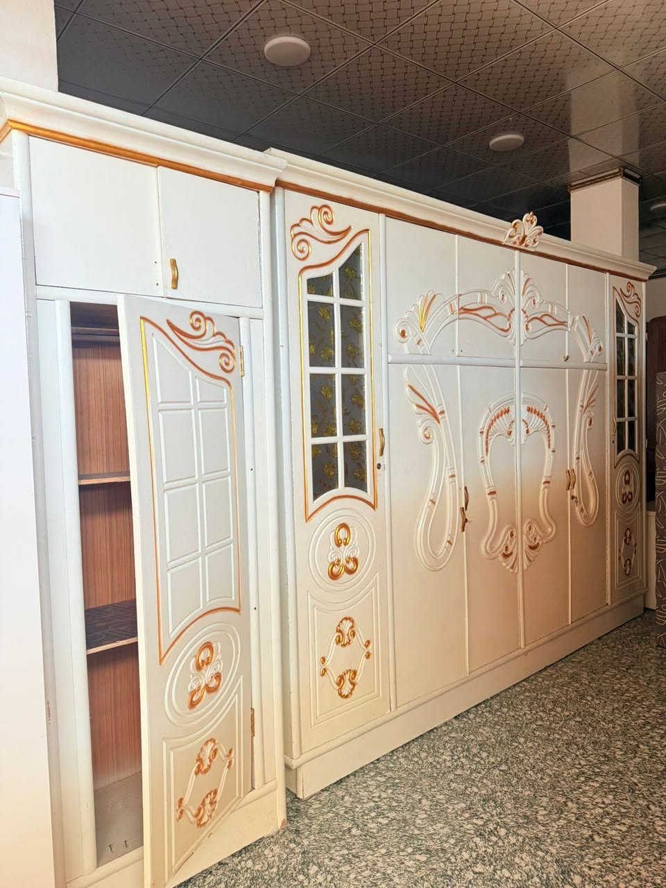 كنتور ٦ باب طابقين ٣٢٥ الف كنتور ٢باب ١٠٠ الف سنك ١متر ٢٠سم جديد شغل درجة أولى سنك م مر اصلي ١١٠ الف بسعر جملة بعقوبة كاطون شارع أبو رباح مجاور مرطبات السيد *********** مزاد ابو كرار الغريباوي
