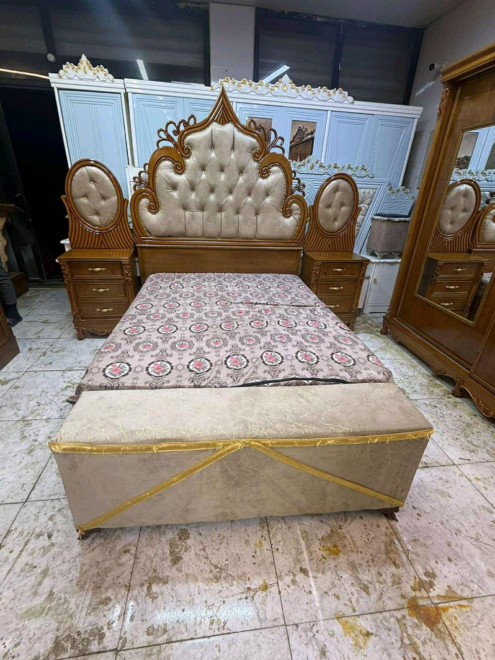 غرفه صاج داخل خارج سلايت 
السعر مليون ٥٠٠ مليون ٤٠٠ قفل 
شد نقل داخل بغداد مجاني 
نضافه ٩٠
عشره ١٠ وياه دوشك شازون طابوريه هديه 
جعب غزال 
غرفه زان ماركه