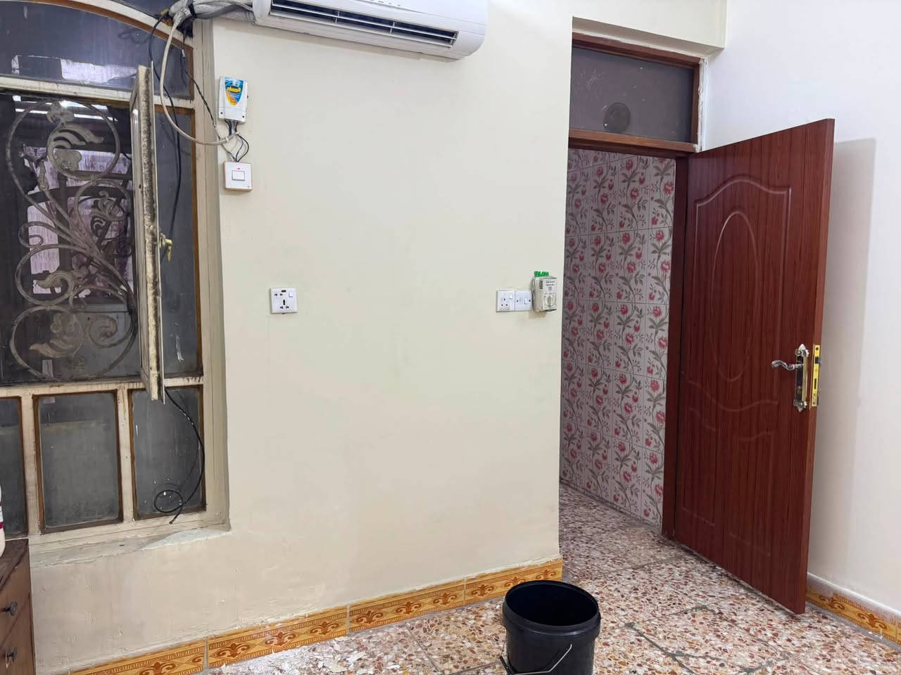 دار للبيع في منطقة الشعب قرب الشارع العام من جهة المحكمة ثالث بيت عن الشارع الخدمي 
يتكون من طابقين بناء مسلح حالة البناء جيدة جداً مرتفع عن الشارع المساحة 70 متر مدخل واحد الواجهة 3 ونص والنزال 20 يحتوي الطابق الاول على استقبال + مطبخ + غرفة نوم + خدمات 
الطابق الثاني يحتوي على 2 غرف نوم + خدمات 
السطح شتايكر ومغلف بعازل حراري ويحتوي على غرفة مخزن 2*3 سندويج بنل 
كراج 4*3 ونص 
السعر  180  وبي مجال قليل
للاستفسار الاتصال على رقم الهاتف             
 ***********   ابو علي
متوفر واتساب
