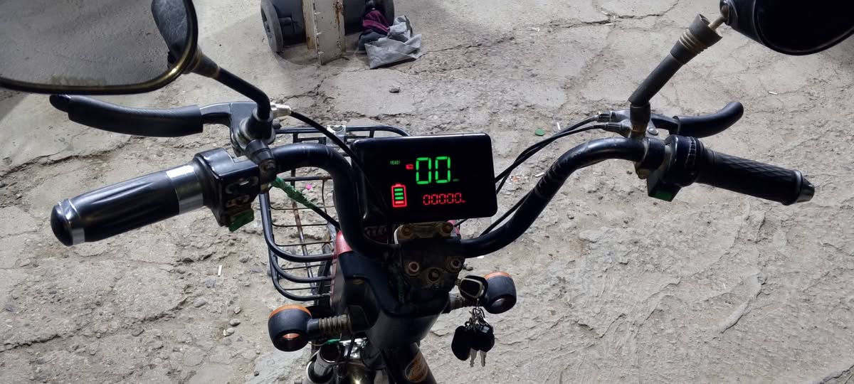 ماطور شحن اربع بطاريات شغال بطاريات زينات كهربائيات كلها شغاله مابي نقص ويا شاحنه ماطور نظيف السعر ١٦٥
***********
