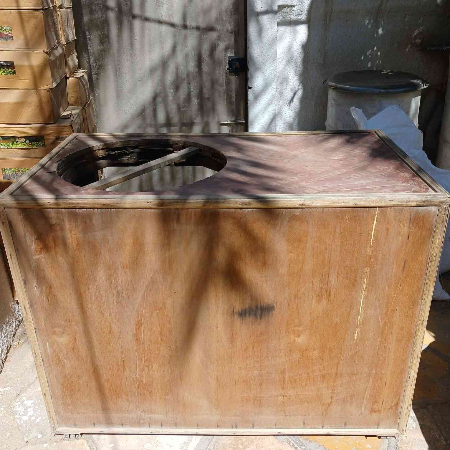 ميز خشب إستعمال  قليل  ونظيف
الطول 126سم
العرض71سم
الارتفاع98سم
يصلح لعمل هريسة  ولبلبي
السعر 150 الف وبيه مجال
للاستفسار الاتصال على الرقم
***********
