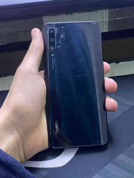 ذاكرة 128 عشوائية 6 كله شغال وكع من ايدي واتفطر الضهر والشاشة انرفعت شوية رجعت سويتها يم ابو تلفونات والصمغ مدري شسمة بي اثر عالشاشه بس مو سواد فقك ضل مال صمغ 
مكاني بغداد الدوره رقمي *********** بغداد
