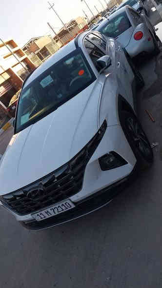 السلام عليكم 
سيارة للبيع نوع توسان خليجي مكينه حجم الفين موديل 2022 رقم بغداد بسمي السياره مكينه كير حداديه تخم تاير كفاله عامه فقط باب الصدر بي صدعات قليليه بدون معجون شويه صبغ السعر 210 رقم الهاتف ***********
